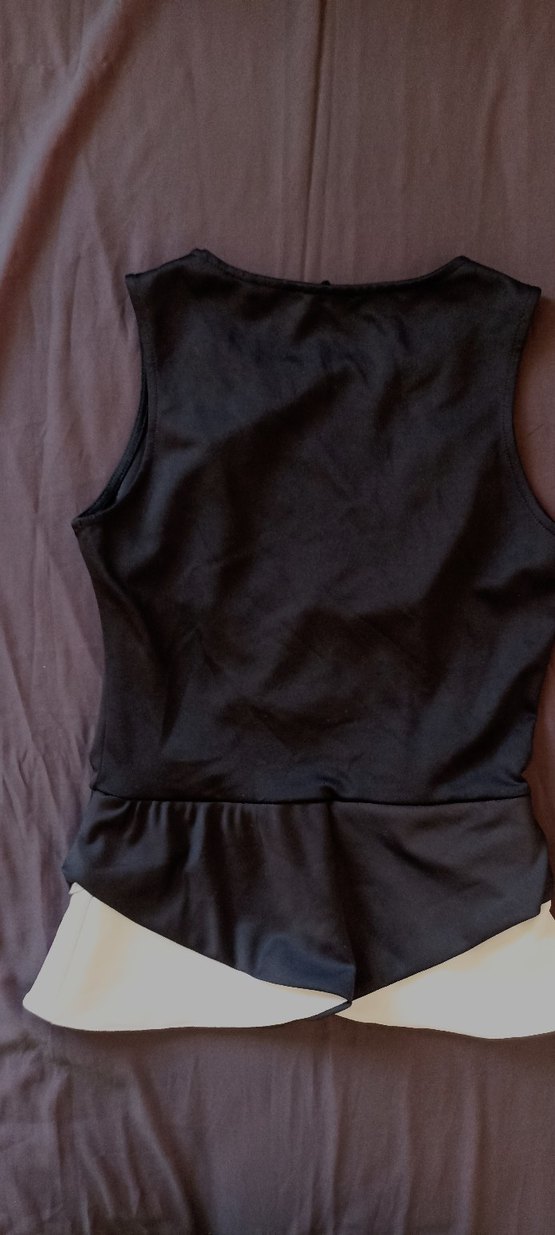 Siyah Kemer Detaylı Kolsuz Kadın Üst - Görsel 2