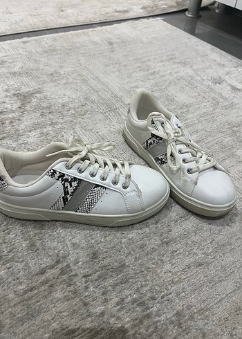 36 Beden Yılan Desenli Bağcıklı Beyaz Sneaker