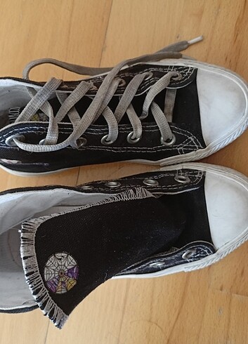 32 Beden Wednesday desenli Converse bot