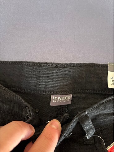 LC Waikiki etiketi üzerinde erkek çocuğu kot pantolon