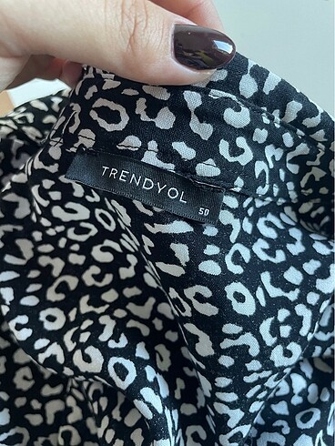 Trendyol & Milla Uzun desenli yırtmaç detay elbise