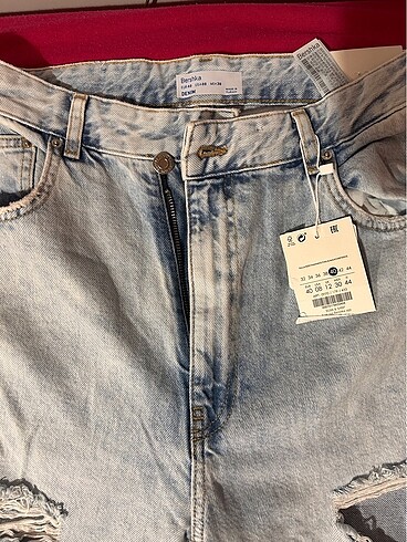 40 Beden Bershka Yırtık Detaylı Bol Kesim Jean