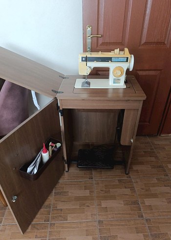 Ahşap Dolaplı Kahverengi Dikiş Makinesi