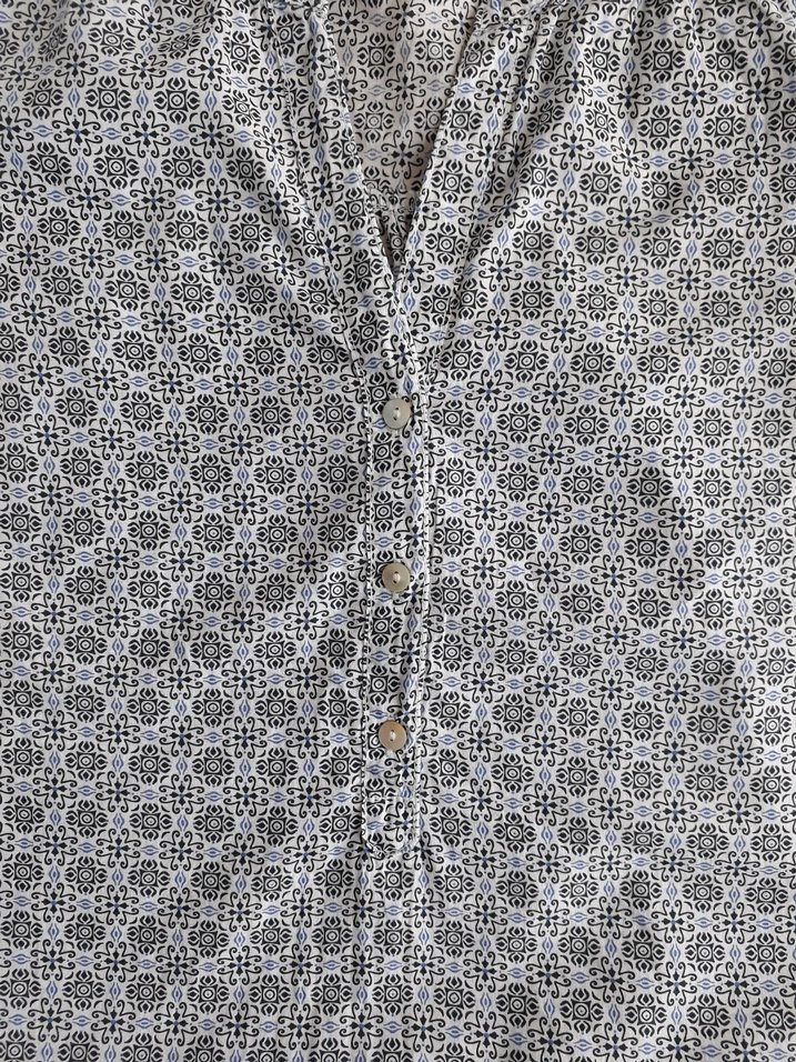 V Yaka Düğmeli Kısa Kollu Bluz - Görsel 2