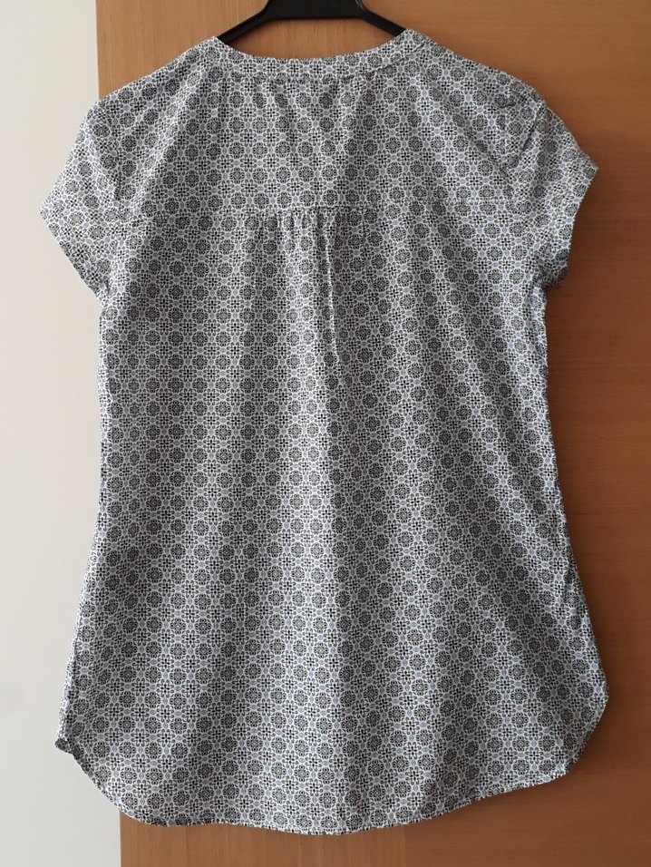 V Yaka Düğmeli Kısa Kollu Bluz - Görsel 3