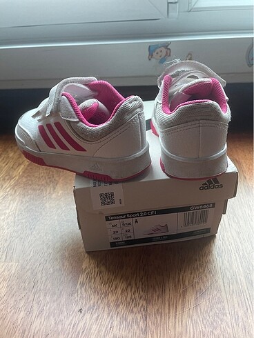 22 Beden beyaz Renk Adidas spor ayakkabı