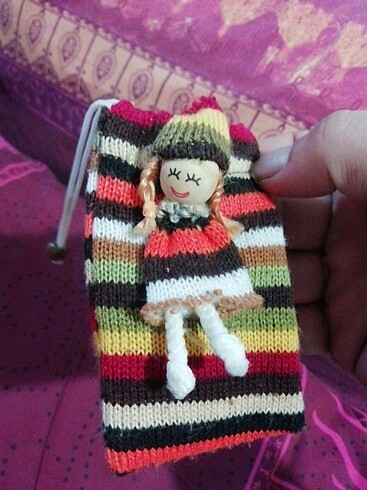 Beden Renk El örgüsü 11 cm boyunda, şapkalı kız hurç,, 40 TL