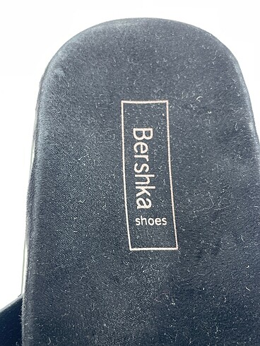 40 Beden siyah Renk Bershka Terlik %70 İndirimli.