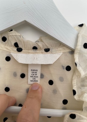 Puantiye desenli fırfırlı beyaz bluz - Görsel 5