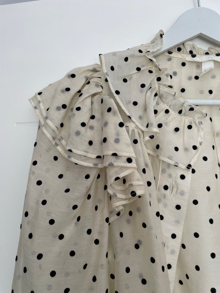 Puantiye desenli fırfırlı beyaz bluz - Görsel 3