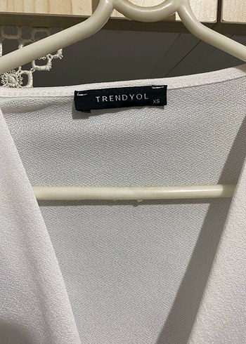 xs Beden Düğmeli V Yaka Beyaz Mini Bluz
