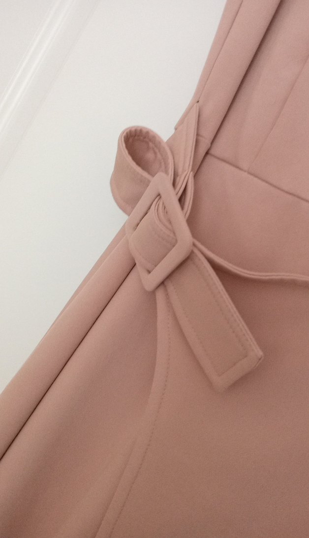 Bej Kemerli Uzun Kolsuz Elbise - Görsel 2