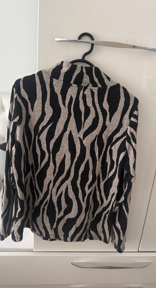 Gri Zebra Desenli Kadın Bluz - Görsel 4