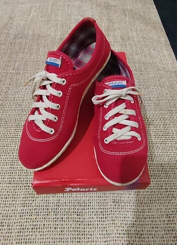 Kırmızı spor ayakkabı