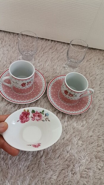 Fincan 2li yanında  2 adet kahve yanı bardağı ve bir adet sunuml - Görsel 5