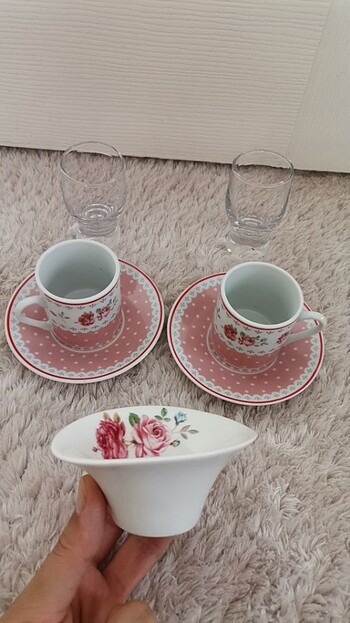 Fincan 2li yanında  2 adet kahve yanı bardağı ve bir adet sunuml - Görsel 6