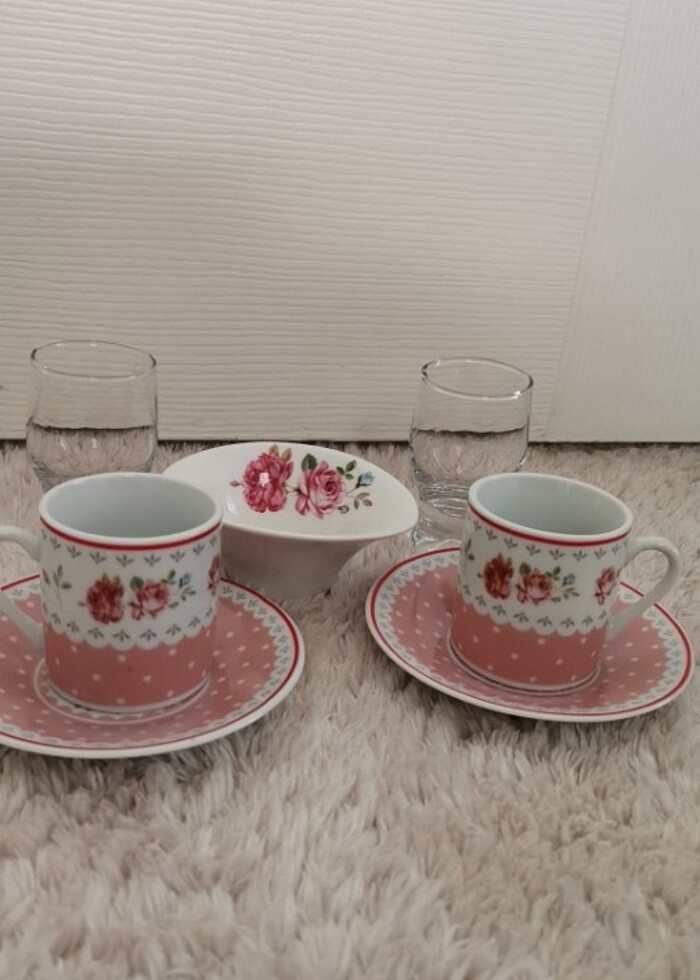 Fincan 2li yanında  2 adet kahve yanı bardağı ve bir adet sunuml - Görsel 2