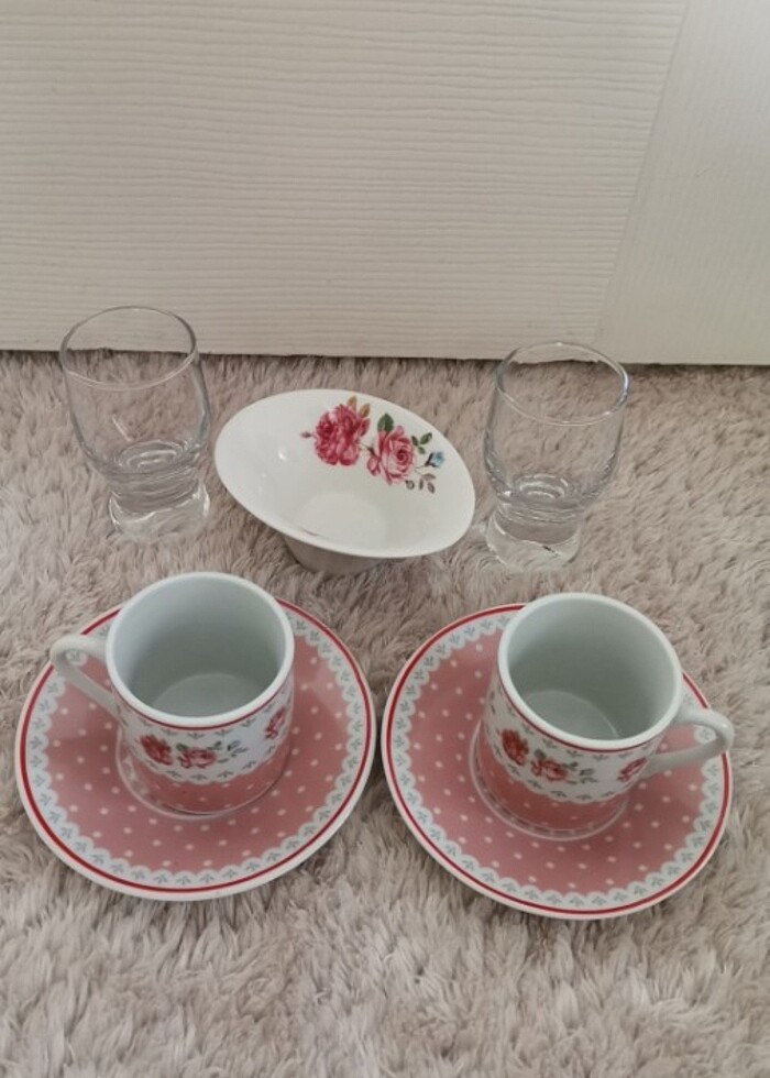 Fincan 2li yanında  2 adet kahve yanı bardağı ve bir adet sunuml - Görsel 3