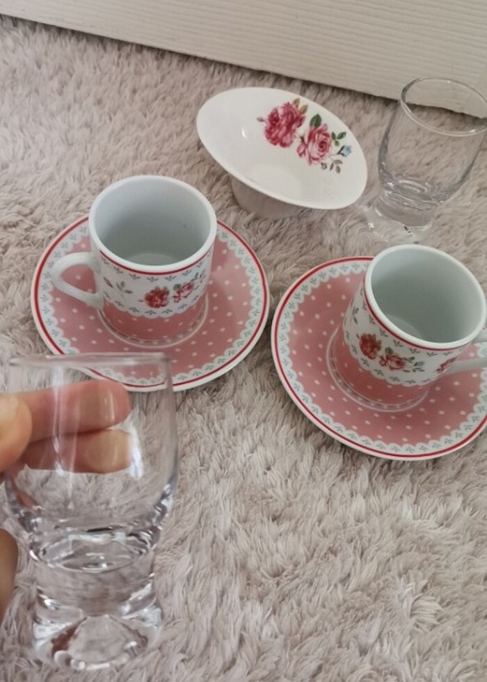 Fincan 2li yanında  2 adet kahve yanı bardağı ve bir adet sunuml - Görsel 4