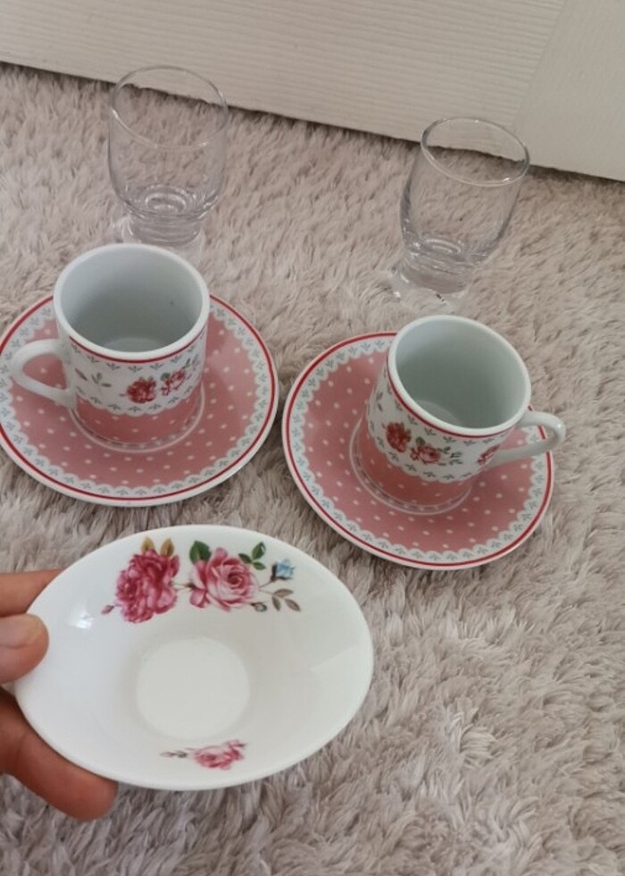 Fincan 2li yanında  2 adet kahve yanı bardağı ve bir adet sunuml - Görsel 5