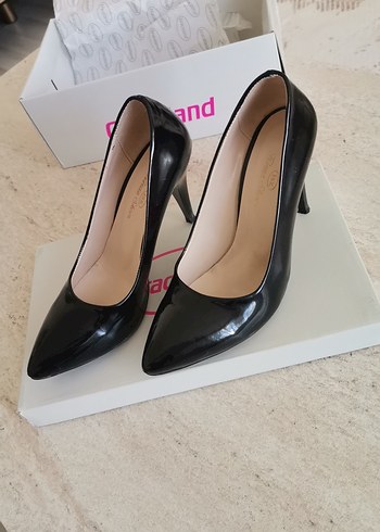 Siyah Rugan Stiletto Topuklu Kadın Ayakkabı