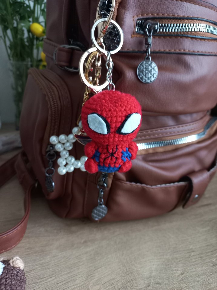 Kırmızı Örgü Örümcek Adam Anahtarlık - Görsel 2