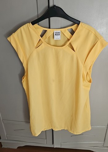 Vero Moda Canli Sari Kesik Detayli Kisa Kollu Bluz