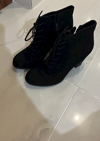 Siyah Kemer Detaylı Gotik Topuklu Kadın Bot