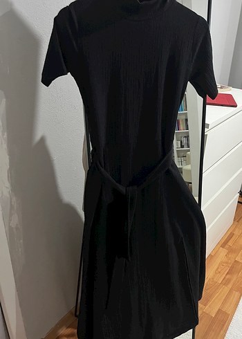 Kısa Kısa Kollu Siyah Piliseli Midi Elbise