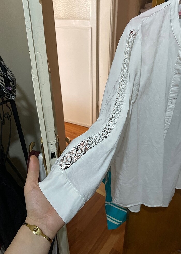 Beyaz gömlek kolları dantelli - Görsel 2