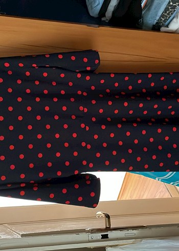 Kırmızı Puantiyeli diz üstü elbise - Görsel 2