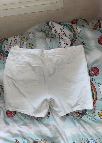 Nakışlı Beyaz Mini Şort - Görsel 2