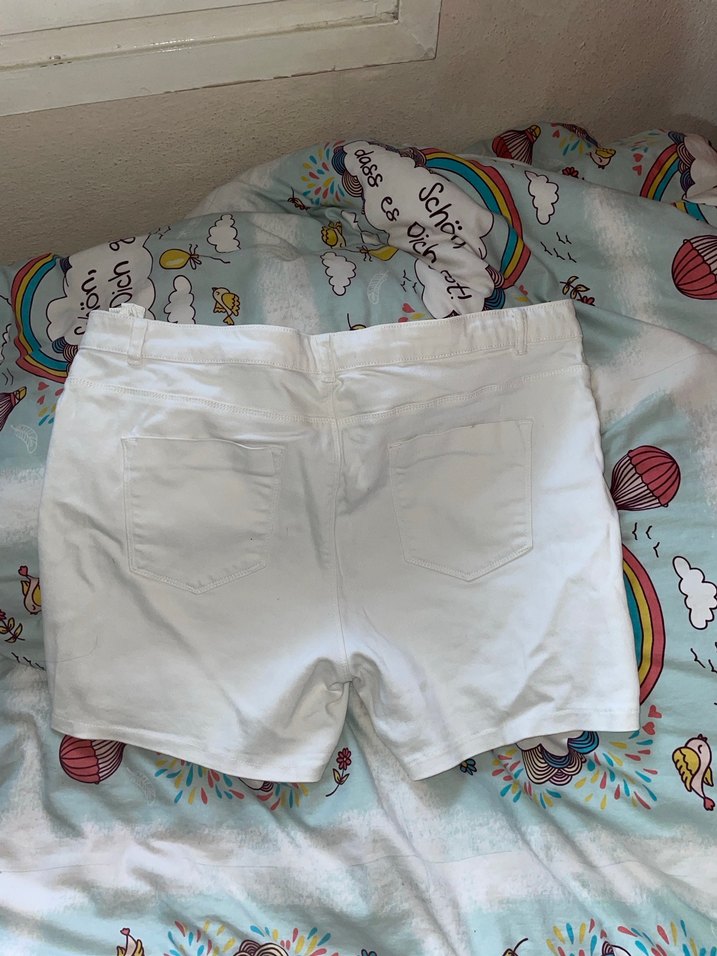 Nakışlı Beyaz Mini Şort - Görsel 2