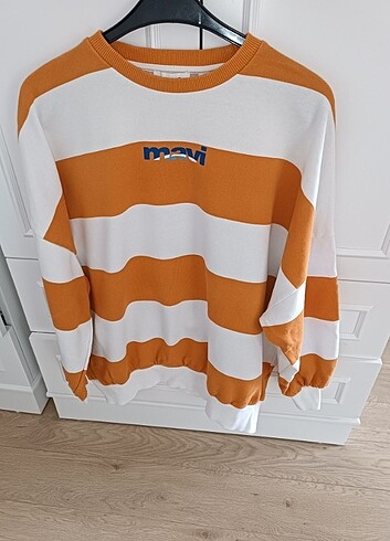 Mavi marka beyaz turuncu çizgili sweatshirt 