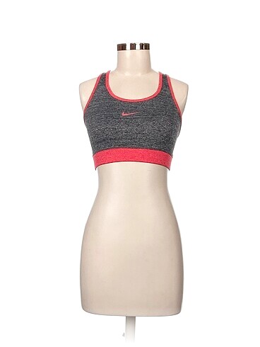 Nike T-shirt %70 İndirimli.