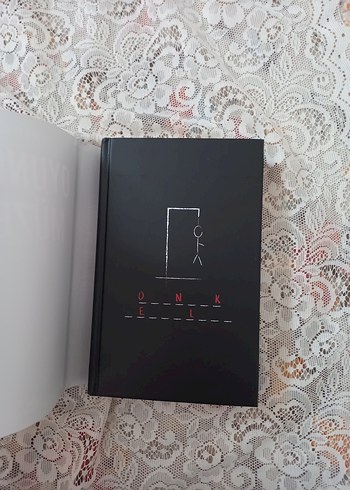 Beden Renk Emre Gül - Oyuncak Müzesi Roman
