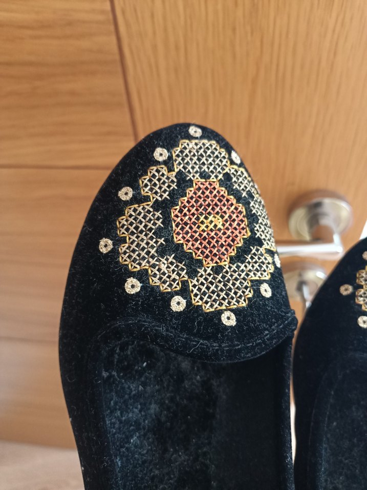 Düğmeli Nakışlı Siyah Dolgu Topuklu Kadın Ayakkabı - Görsel 5