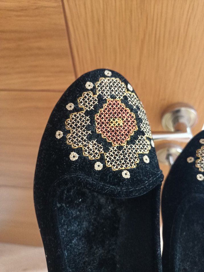 Düğmeli Nakışlı Siyah Dolgu Topuklu Kadın Ayakkabı - Görsel 4