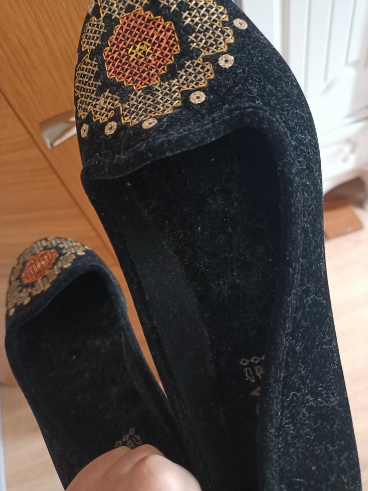 Düğmeli Nakışlı Siyah Dolgu Topuklu Kadın Ayakkabı - Görsel 2