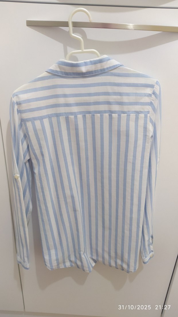 Düğmeli Mavi Çizgili Kadın Gömlek - Görsel 2