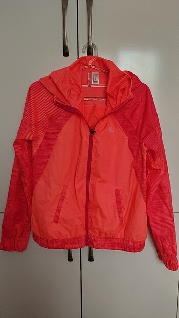 Decathlon yağmurluk mont hiç giyilmemis
