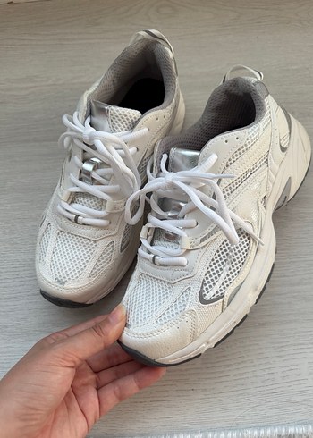Beyaz Bağcıklı Kadın Spor Ayakkabı
