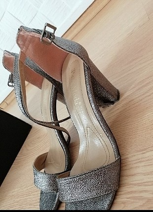 Gümüş rengi topuklu ayakkabı 