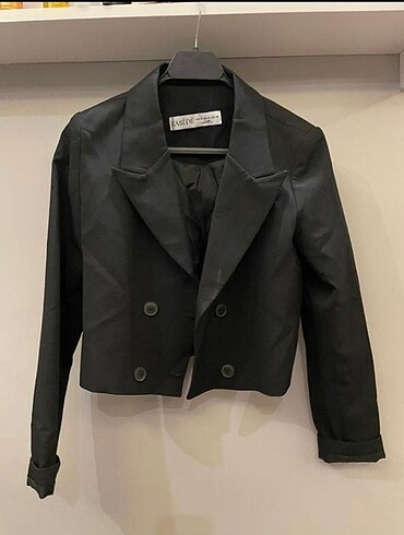Kısa siyah blazer çeket