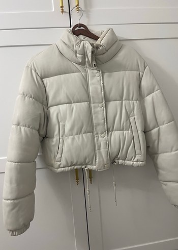 Bershka Düğmeli Beyaz Kısa Kadın Kışlık Mont