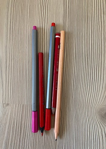 Kırmızı ve Gri Renkli Kalem Seti