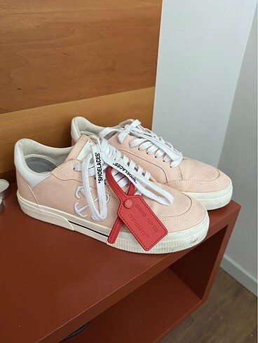 Off white sneaker