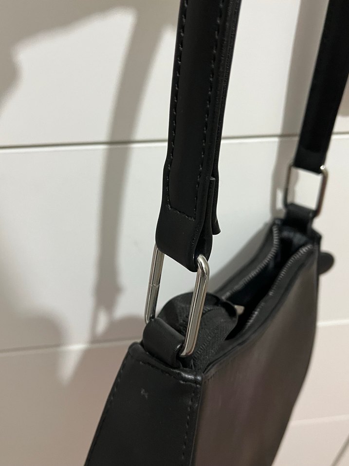 Siyah Deri Tokalı Minimalist Kadın Çanta - Görsel 4