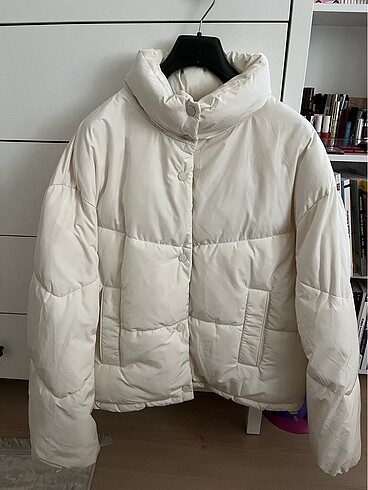 pull and bear etiketi üstünde şişme krem mont