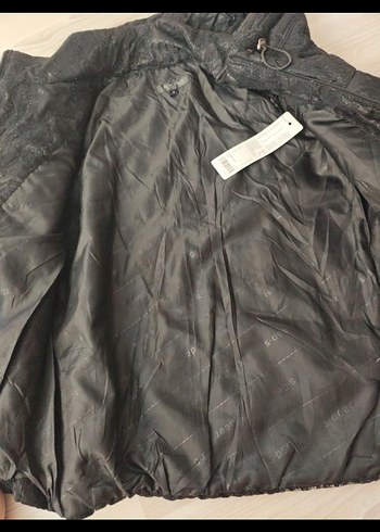 Düğmeli Siyah İşlemeli kısa kadın mont - Görsel 3